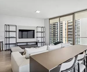 a565b86c4d8f8e6d4e6d1272fbe4bf4b-cc_ft_384